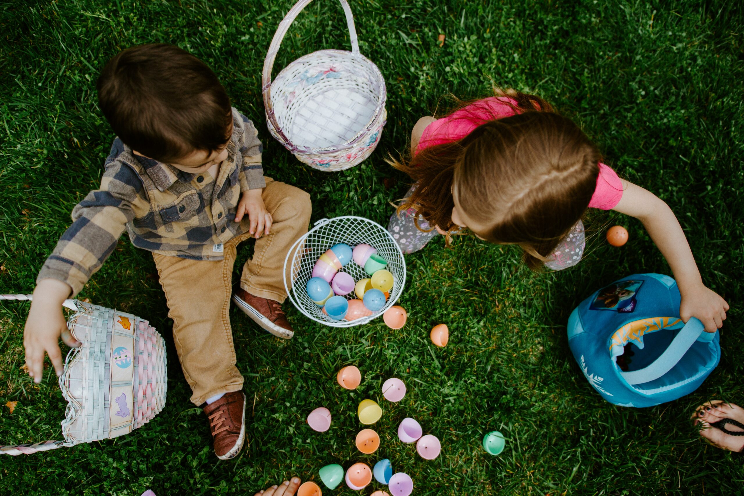 children sharing Easter eggs